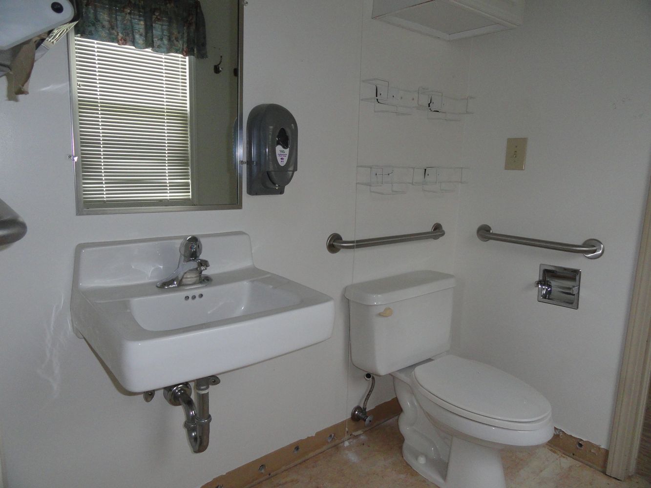 1358 Rolling Acres Rd, New Cumberland, WV 26047